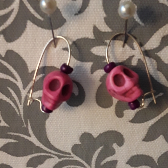 Howelite skull earrings - Picture 1 of 2